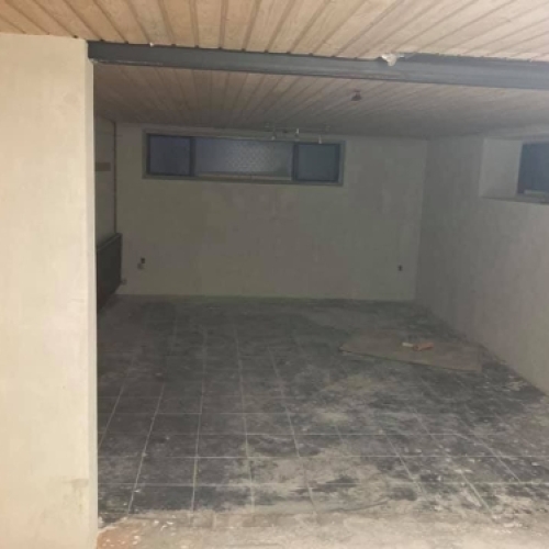 Renoveret kælder med flisegulv og nyvandskurede vægge i Esbjerg