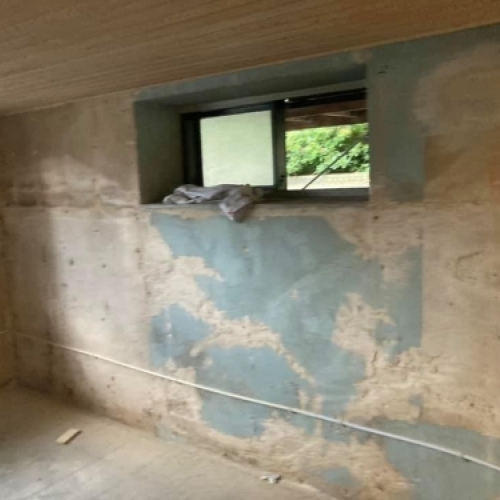 Klargøring af kældervæg før renovering i Varde