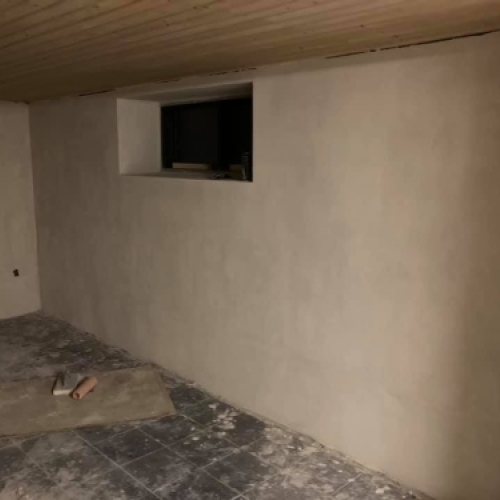 Nyspartlet kældervæg efter murerarbejde i Esbjerg