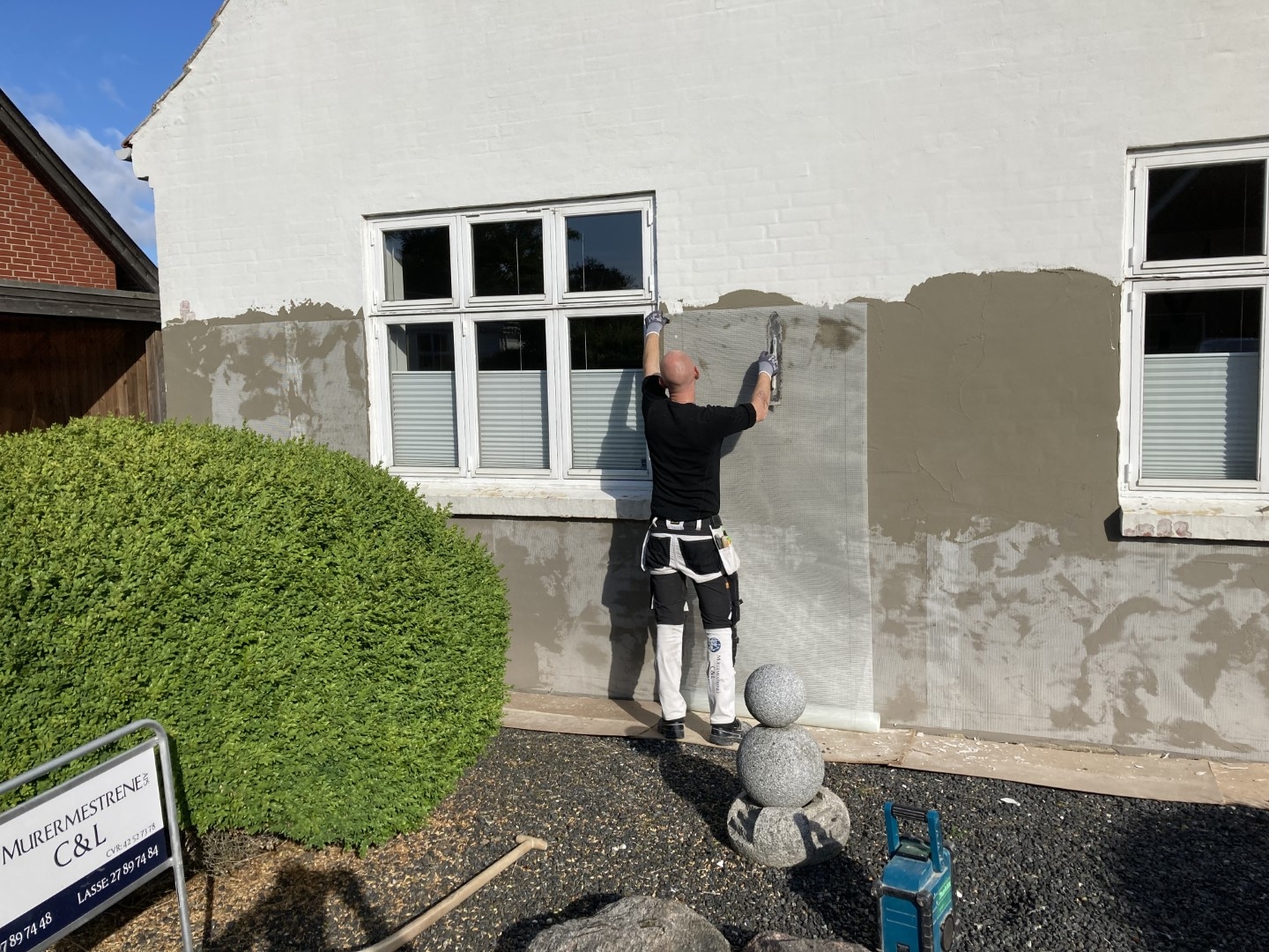 Murer fra Murermestrene C & L i gang med facaderenovering af hvid murstensvilla i Esbjerg
